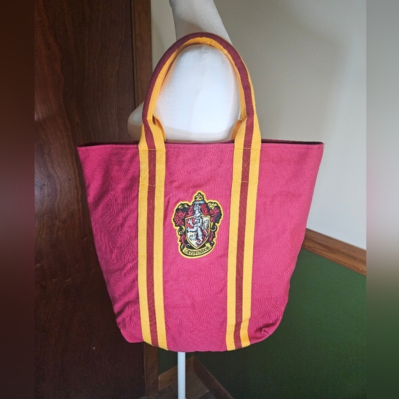 Universal Studios Wizarding World Harry Potter Gryffindor Crest Tote Bag - Picture 1 of 6
